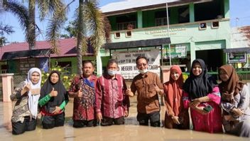 Broken Roads, 160 Schools Affected By Floods, Forcing Thousands Of Acehnese Children To Have School Holidays
