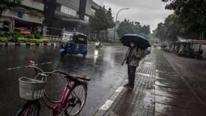 تتوقع BMKG أن معظم أجزاء إندونيسيا ستكون غائمة وأمطار خفيفة اليوم
