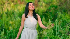 Dee Lestari Kembali ke Akar Musik lewat Single "(Jangan) Jatuh Cinta"