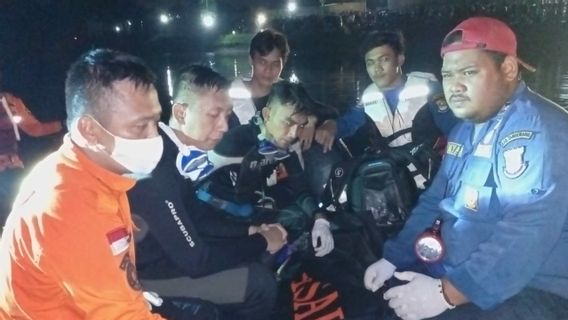 L’équipe De RECHERCHE Trouve Un Homme Noyé à 6 Mètres De Profondeur Du Lac Kedaton Tangerang