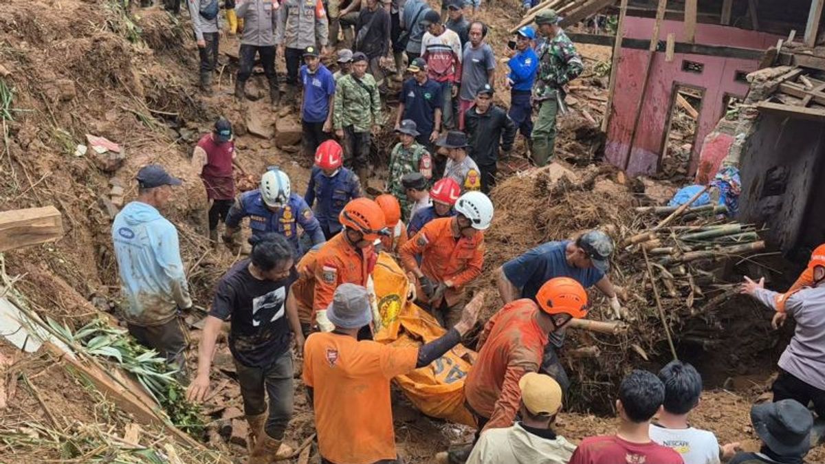 Tim SAR Berhasil Evakuasi Korban Tertimbun Longsor di Mekar Rahayu Sumedang