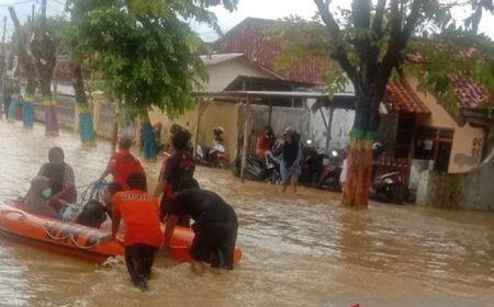 Petugas Mulai Evakuasi Warga yang Terdampak Banjir di Pamekasan