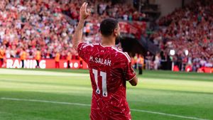 محمد صلاح يبكي في آخر مباراة له مع ليفربول بعد 9 مواسم
