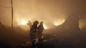 Pabrik Mainan Milik PT Yun Can Toys di Tangerang Terbakar,  Api Kian Membesar Membakar Dua Gudang