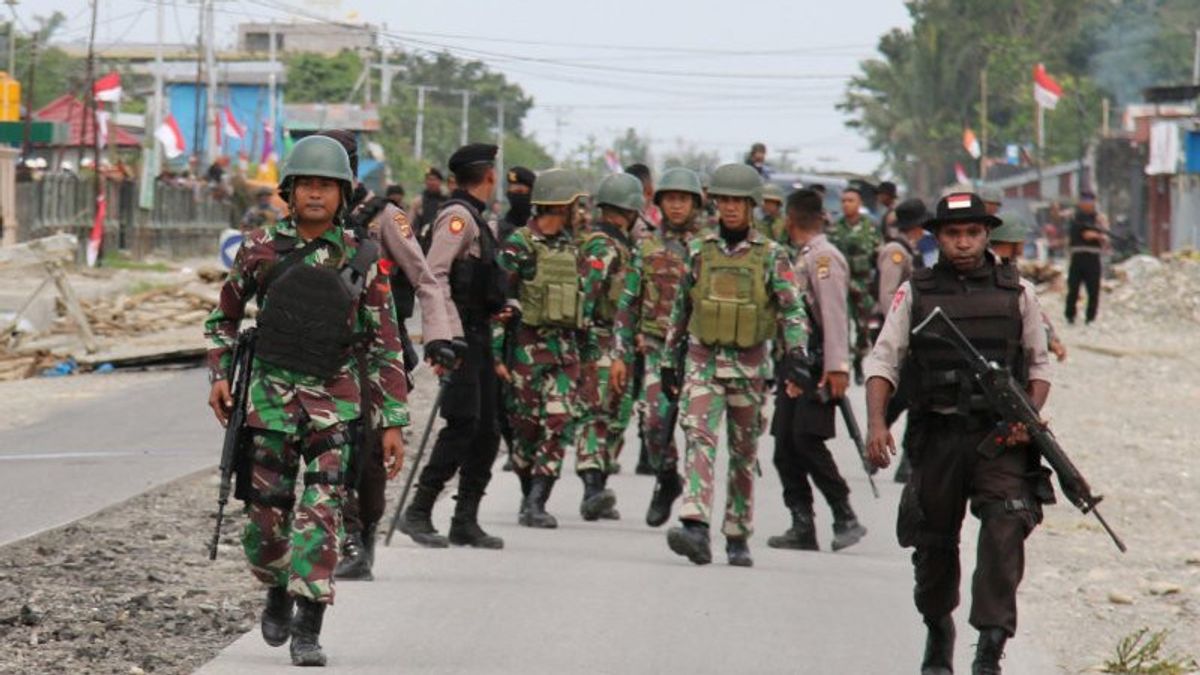 Pasukan Gabungan TNI-Polri Evakuasi Para Penambang Emas yang Dibunuh KKB