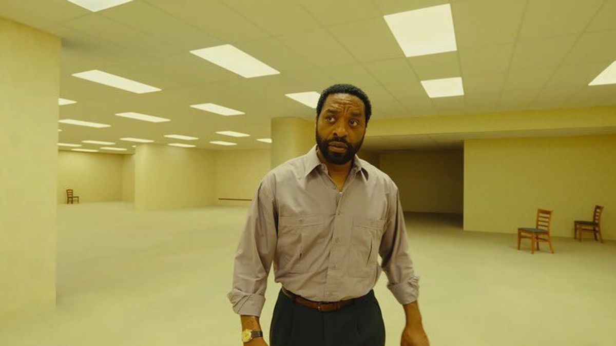 Backrooms ، فيلم رعب نفساني فريد مع خلفية صفراء