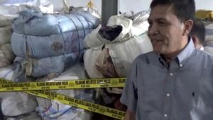 Polisi Bongkar Penyelundupan Ratusan Bal Pakaian Bekas Impor di Makassar