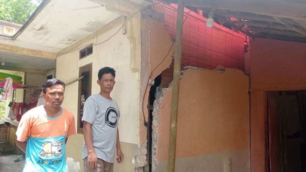 Fragile Buildings After Land Moves Disaster, Residents Of Lebak Fear Choose To Evacuate When Night Comes