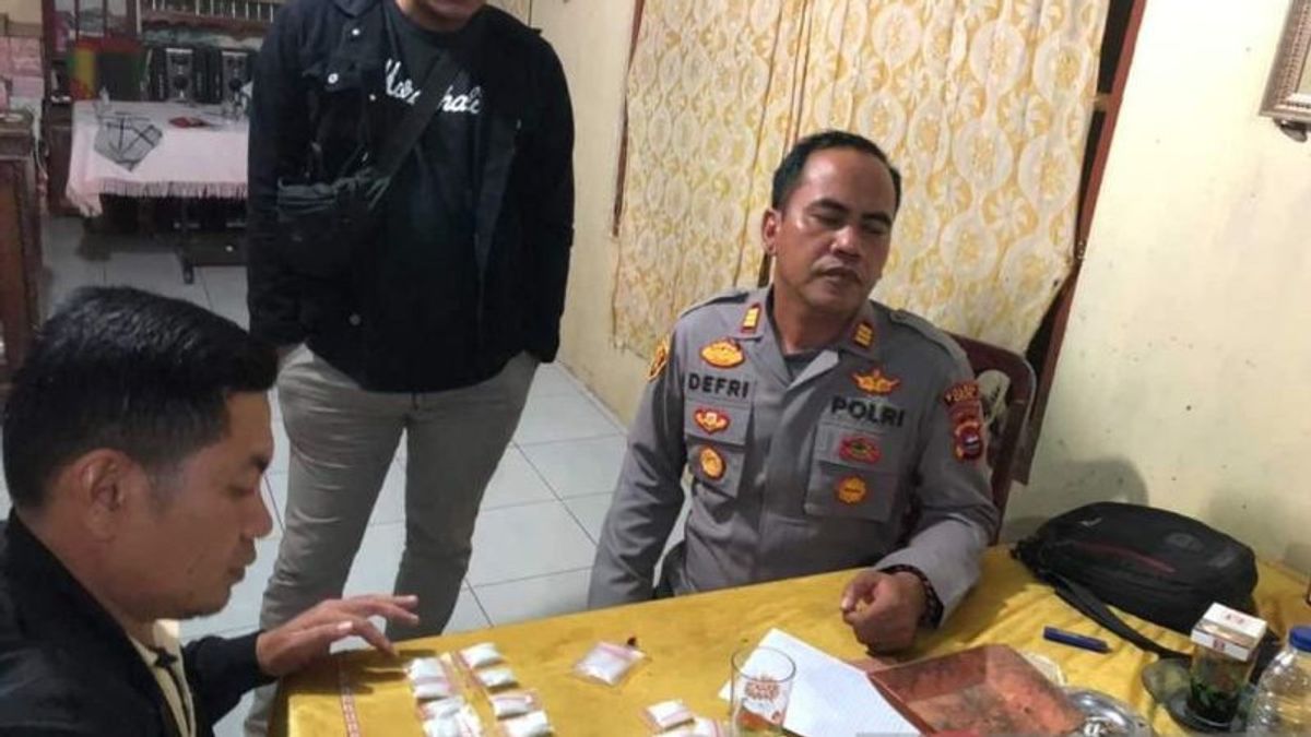 2 West Sumatra Solok Residents Find 20 Packages Of Methamphetamine Near The Bridge