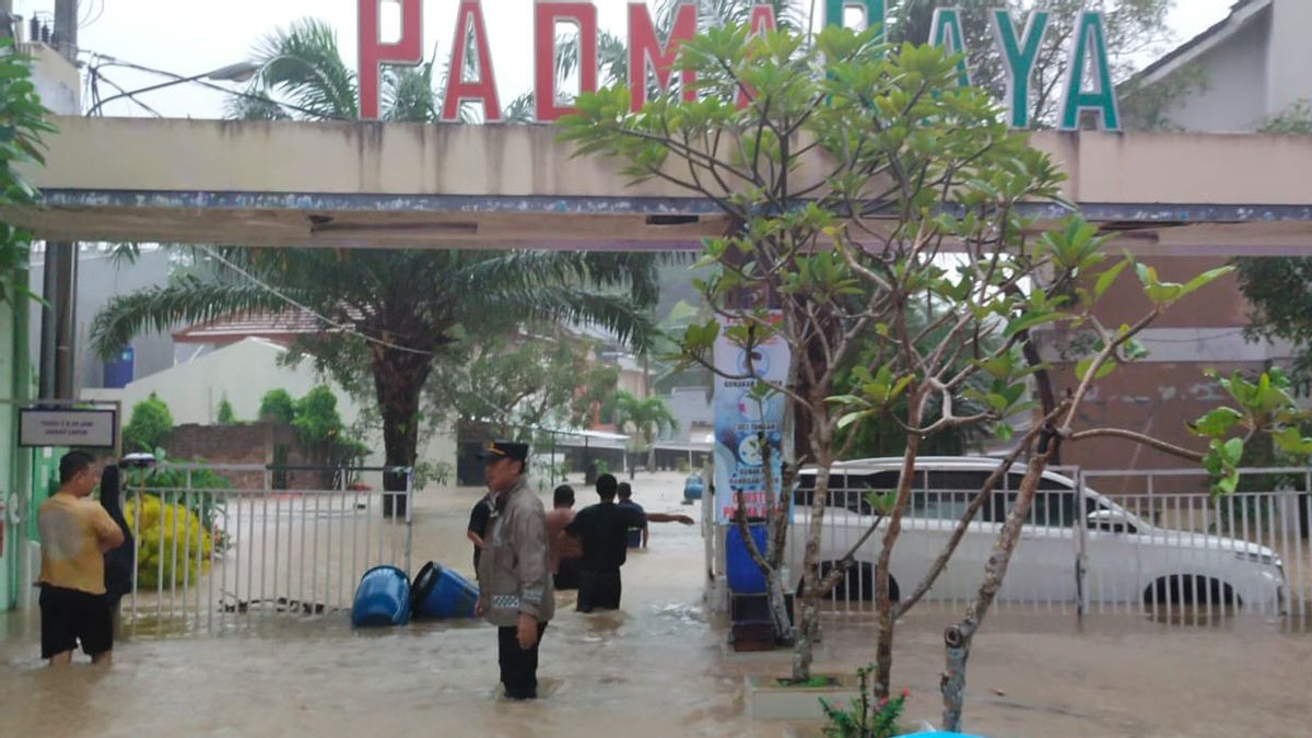 雪朗市帕德玛拉亚综合大楼的洪水达到5米，居民发现更高的地方