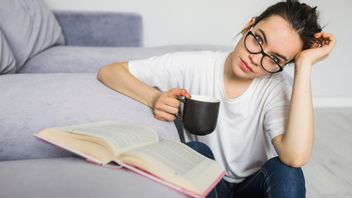 وفقا للبحث ، يمكن لقراءة الكتب عن طريق حفظها أن تزيد من الذاكرة