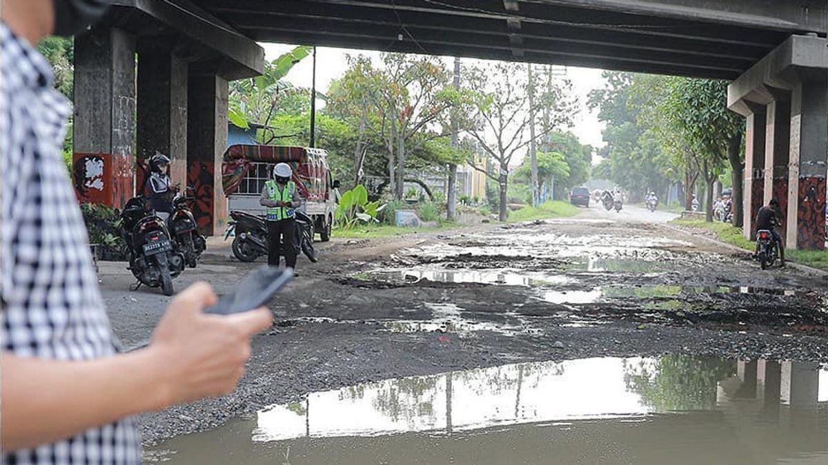 Look At The Damaged Roads In Medan, Bobby Nasution Promises To Concrete