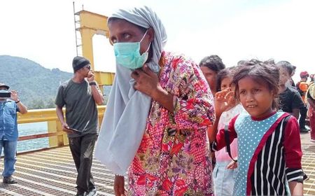 Tim SAR Evakuasi 139 Imigran Rohingya di Aceh Selatan ke Daratan