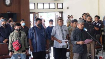 بدون إكراه، 12 عضوا من أعضاء خلافة المسلمين في ماجالينغكا يتلون كل تعهد لجمهورية إندونيسيا وبانكاسيلا