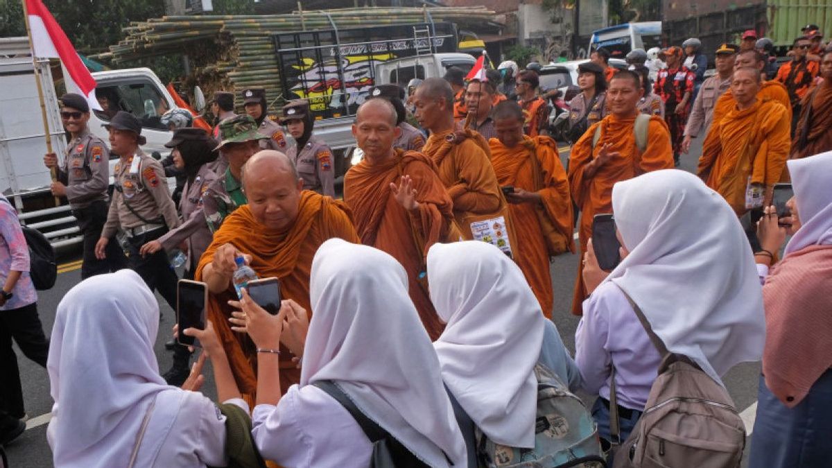 Vesak 2024, 태국에서 말레이시아까지 40명의 승려가 TMII에서 보로부두르까지 Thudong 행렬을 수행합니다.