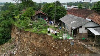 Potential Landslides When Cipamingkis River Water Rises, Bekasi Regency Government Evacuates Residents In Cigoong Cibarusah Village