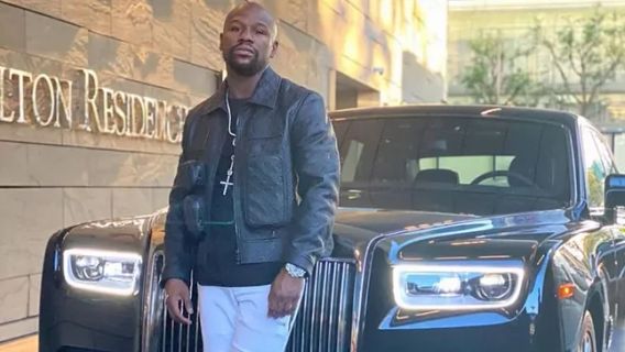 <i>Gokil</i>! Floyd Mayweather Kendarai Rolls-Royce Baru Seharga Rp119,7 Miliar