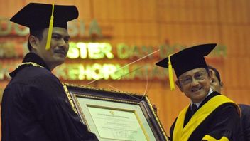 الرئيس السابق بي جيه حبيبي يحصل على درجة الدكتوراه الفخرية من جامعة إندونيسيا، 30 يناير 2010