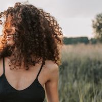 Ritual Perawatan yang Tak Boleh Dilewatkan untuk Hasilkan Rambut Keriting Lembap dan Berkilau