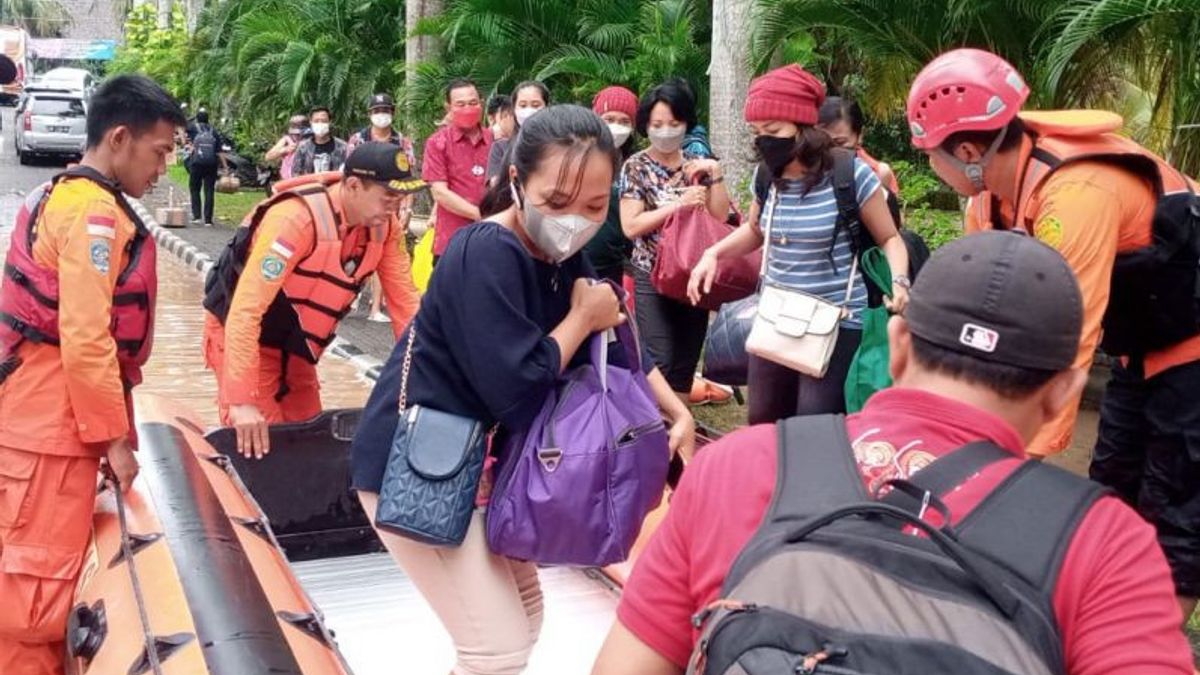 Les Touristes Quittent L’hôtel Jayakarta En Raison Des Inondations à Senggigi Lombok
