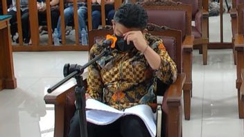 今天，费迪·桑博及其同事回到雅加达南部地区法院受审