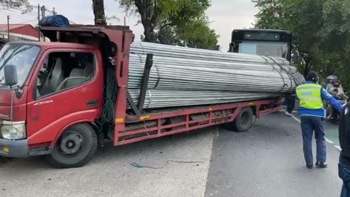 Ban Pecah, Truk Tronton Oleng Hantam Separator Busway di Jaktim