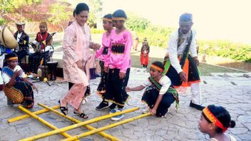 Iriana Jokowi Practices Rangku Alu Games In Front Of ASEAN Leaders' Assistance