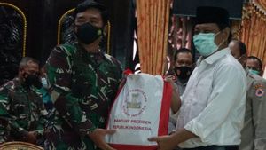 Panglima TNI Salurkan Bantuan Presiden Jokowi untuk Korban Banjir Kalsel