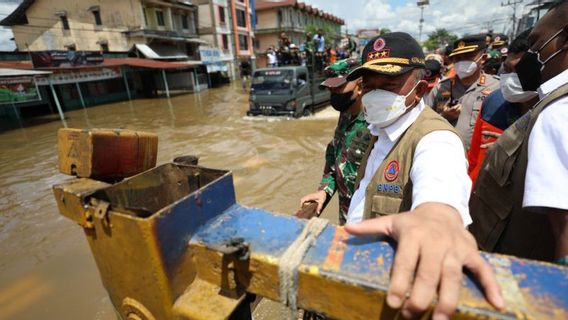 BNPB Distribue Une Aide De 1,5 Milliard De Rps Du DSP Pour Faire Face Aux Inondations Du Kalimantan Occidental