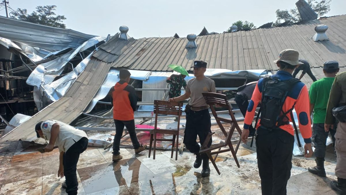 باندونغ - 102 منزل متضرر من الرياح الكثيفة والفيضانات التي ضربتها باندونغ ريجنسي