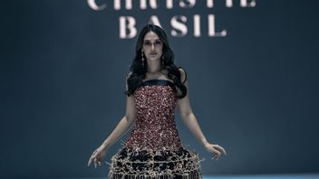 Berhiaskan Kristal Terracotta, Pesona Luna Maya Tampil di Jakarta Fashion Week 2025