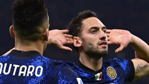 Buntut Selebrasi Kontroversial Calhanoglu dalam Laga Milan Vs Inter, Curva Sud Bentangkan Spanduk Balasan