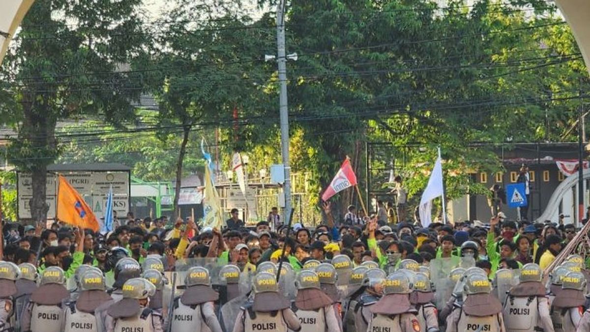 Student Demonstrations At Semarang City Hall Are Ricuh, Eye Gas Shot Police