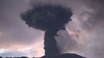 受到火山爆发影响后关闭,米南加保机场恢复运营