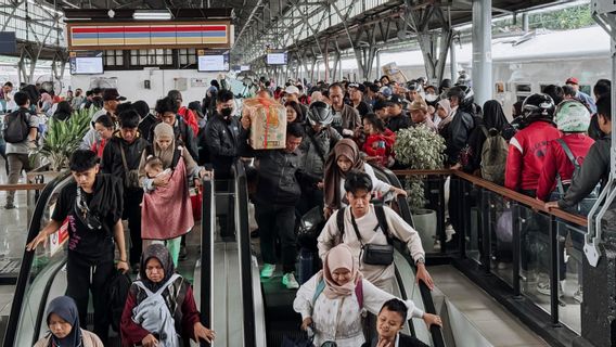 an Market Station empoché par des milliers de passagers en arrière depuis le longitude H +5