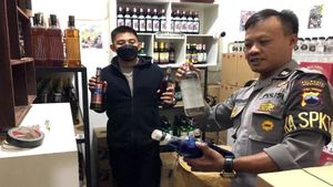 Polisi Gerebek Gudang Miras di Sabrang Lor Jebres Solo, Sita Ribuan Botol