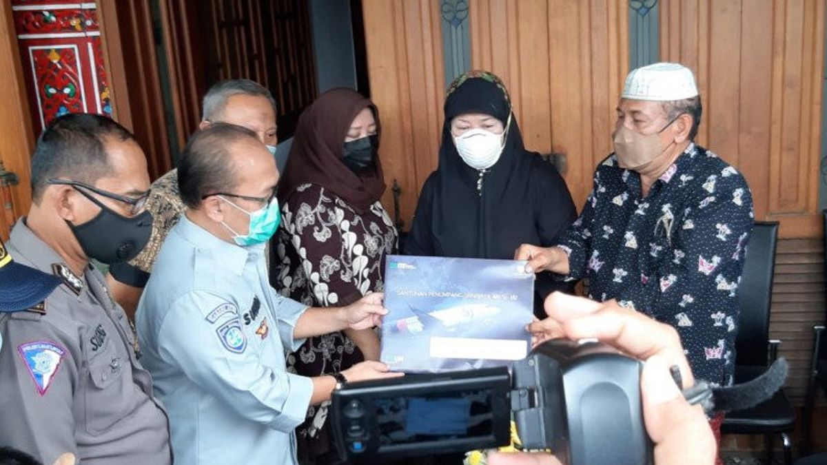 Keluarga Co-Pilot Sriwijaya Air SJ-182 Fadly Satrianto Terima Santunan Jasa Raharja Rp50 Juta