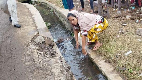 ああ、私の良さ、Cianjurの難民は彼らの氾濫を洗うために水を使うようになりました