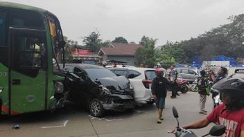 Un camion transportant de pierre s’est heurté par 3 véhicules sur la route Transyogi Cibubur-Bogor, prétendument Pas fort Nanjak
