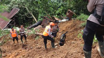 K-9 De la police de Jateng a trouvé le corps d'un bébé de 5 mois dans le sol de Longsor Pekalongan