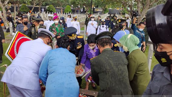 雨はカリバタ英雄墓地でTNI司令官ハディソウ花の精神を壊さない