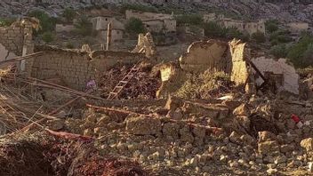 由于交通和通信网络不畅而受阻：塔利班为到达阿富汗地震灾民的地点而进行军事斗争，3000所房屋被毁