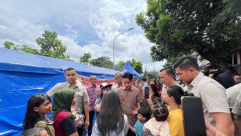 Visiting Kemayoran Fire Victims, Vice President Gibran Distributes Basic Food