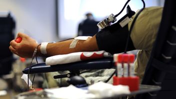 这个具有罕见血型的男人通过献血成功克服了针头恐惧症，紧急情况下的“专家”