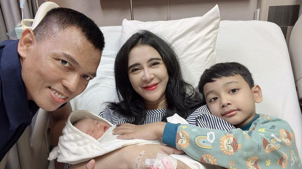 Beautiful With Red Lipstick After Giving Birth, Uut Permatasari ...