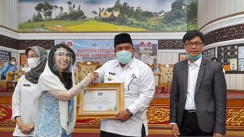 The Regent Of Padang Pariaman Receives Award From Asita For His Dedication In Tourism Development
