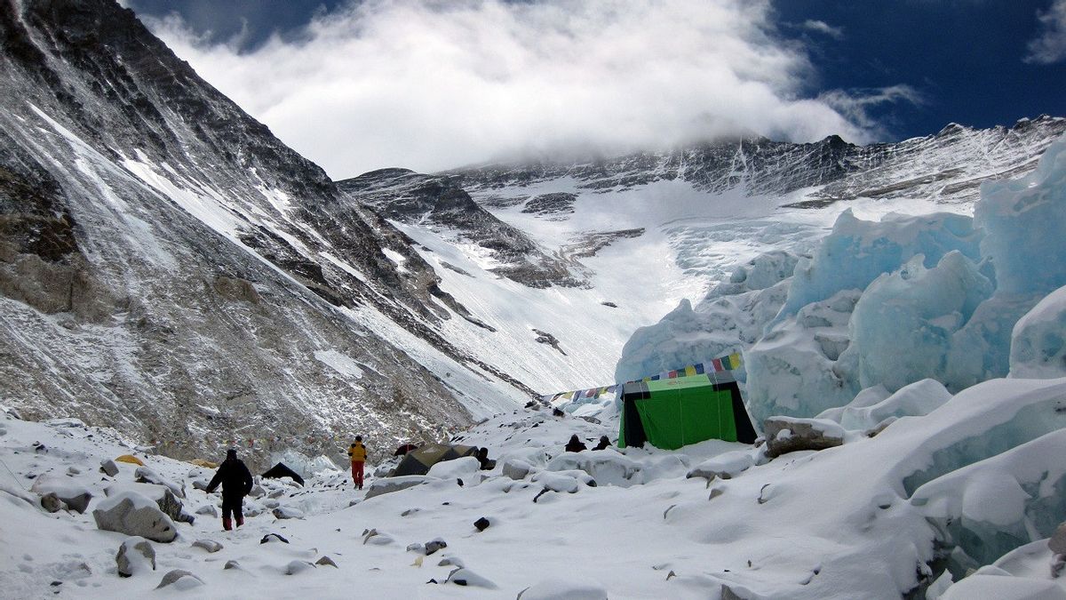 Les escaladeurs du Népal et de la Grande-Bretagne battent le record d'Everest