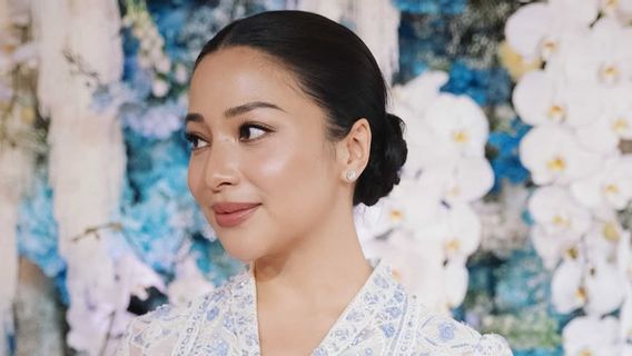 inage au lieu de la panique pendant la contraction, Nikita Willy choisit de nettoyer la maison