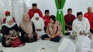 Risma Ziarah ke Makam Sunan Bungkul Jelang Daftar Pilgub Jatim