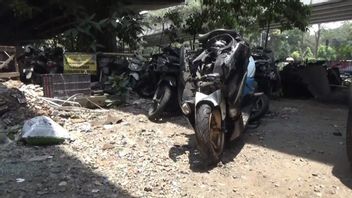 Motorcyclist Hits Truck, Here's His Fate After The Accident